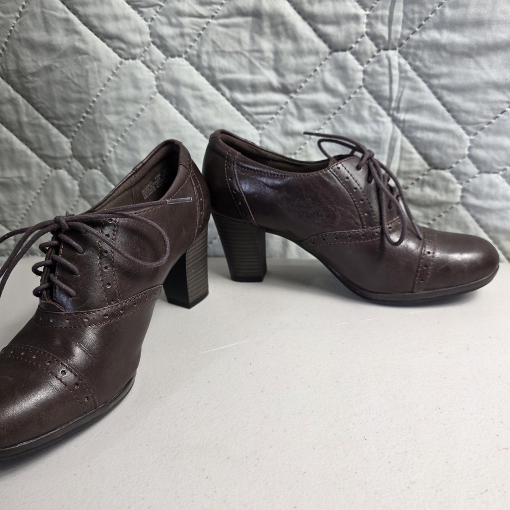 Clark’s Artisan Collection Women’s Block Heal Oxford Leather Shoes
Size 7.5M - Picture 3 of 12